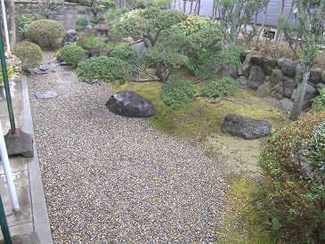 城陽市個人邸　砂利敷と防草シート　雑草対策